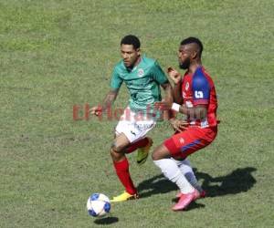 Henry Figueroa y Jorge Benguché disputan el esférico en una calurosa tarde sampedrana (ambos jugadores salieron expulsados). Foto: EL HERALDO.
