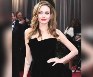 Angelina Jolie es una actriz, modelo, filántropa, actriz de voz, directora y guionista de 41 años de edad.