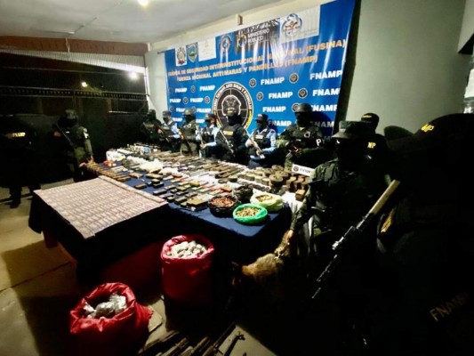 Las autoridades presentaron las armas, drogas, indumentaria militar, explosivos entres otras cosas decomisadas a la Mara Salvatrucha.