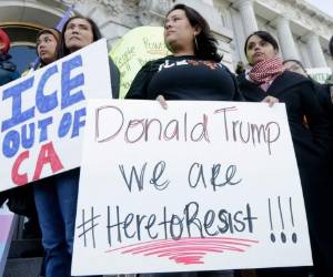 La ley amplía protecciones para inmigrantes que están en el país ilegalmente. Foto: AP