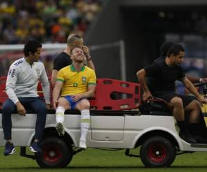 Arthur fue retirado del partido visiblemente afectado por la entrada del jugador del Houston Dynamo y tendrá que esperar el diagnóstico del cuerpo médico. Foto:AFP