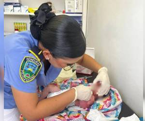 Con tan solo horas de nacido, un bebé fue abandonado sobre una banca de concreto en la residencial Las Cascadas, en Choloma, Cortés.