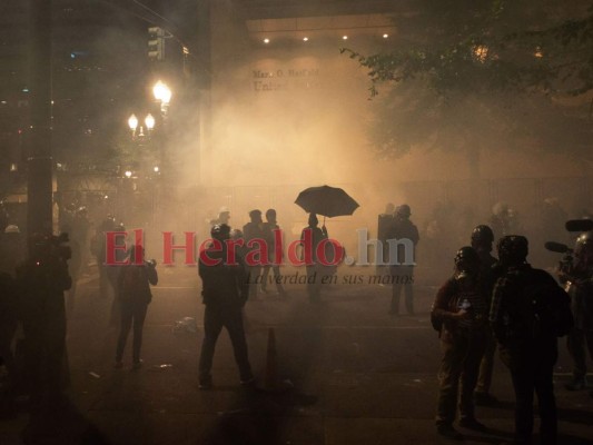 La policía disparó gases lacrimógenos y libró batallas con manifestantes en Portland en la última noche de manifestaciones contra la brutalidad policial y el despliegue de tropas federales en las ciudades estadounidenses. Foto: Agencia AFP.