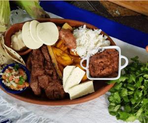 La carne asada es otro de los platillos presentes en reuniones y celebraciones familiares en Honduras.