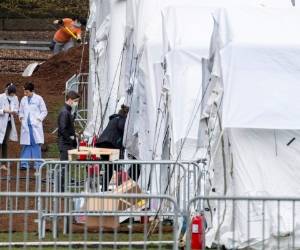 Médicos erigen un hospital de campaña en el Central Park de Nueva York el 31 de marzo de 2020.