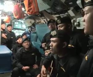 Quien fuera el comandante del submarino, Heri Oktavian, aparece reunido con el grupo, cerca de uno de sus subordinados que toca la guitarra.