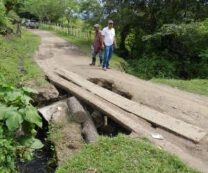 El puente sobre la quebrada San Cálix, Catacamas, está colapsado y sus habitantes prácticamente incomunicados.