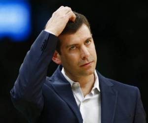 El entrenador de los Celtics de Boston Brad Stevens mira durante el cuarto período de un partido de la NBA contra el Jazz de Utah. Foto: AP.