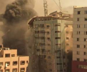 Un edificio que albergaba a varios medios internacionales, incluida The Associated Press, se desploma después de un ataque aéreo israelí este sábado 15 de mayo de 2021 en Ciudad de Gaza. Foto: AP.