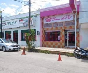 Los locatarios colocan conos para impedir que aparquen.