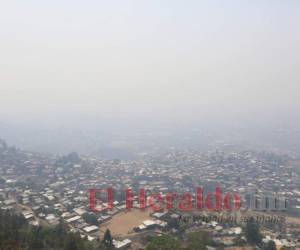 Vista de la capital llena de bruma a causa de los constantes incendios que se han registrado las últimas semanas. Foto: Marvin Salgado / EL HERALDO.
