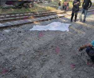 La hondureña cayó del tren y pegó su cabeza en el suelo, lo que le provocó la muerte. Foto: Página Negra.