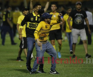 Los aficionados de ambos equipos terminaron sobre la cancha. Afortunadamente no se reportaron personas fallecidas en el enfrentamiento.