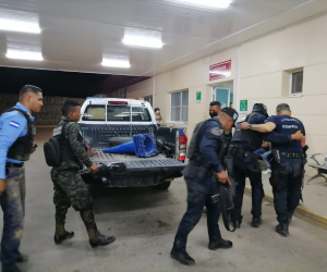 Momento en que los policías trasladaban a su compañero herido al centro médico.