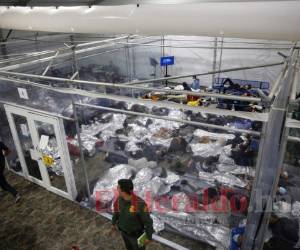 Unos 755 hondureños son capturados diariamente en la frontera entre Estados Unidos y México. Los centros de detenciones permanecen llenos de centroamericanos. Foto: AP.