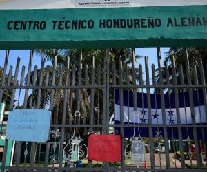 El Centro Técnico Hondureño Alemán se mantienen tomado por los alumnos y padres de familia luego que se suspendiera al director del instituto.