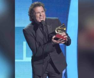 El cantante colombiano carlos Vives con uno de sus Grammy.