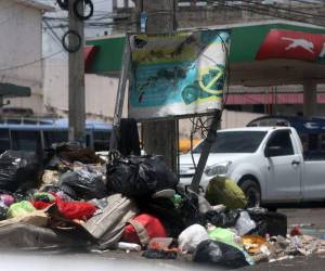 Aguas estancadas y desechos sólidos tras la fuerte temporada de lluvias favorecen la propagación del zancudo Aedes aegyptis, causante del dengue.