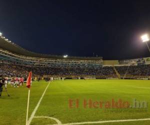 Un sector del estadio Cuscatlán se quedó sin energía eléctrica, lo cual detuvo el juego por varios minutos. Foto: Yoseph Amaya | EL HERALDO