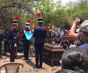 Cadetes de la Academia Nacional de Policía recibieron la caravana fúnebre en la entrada principal al camposanto.