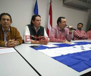Luis Zelaya y los miembros del Comite Central del Partido Liberal de Honduras. Foto: Johny Magallanes/ EL HERALDO