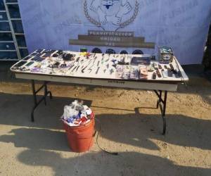 Parte de lo decomisado a los reclusos en el penal de Tela.