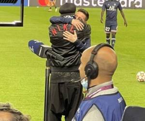 El exfutbolista Ronaldinho Gaúcho deseó a Lionel Messi, su amigo y excompañero en el Barcelona, 'muchos momentos de alegría' en el PSG. Foto: captura de pantalla.