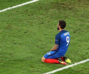 El nuevo techo del estadio también priva al campo de la luz del sol y los vientos que pudieran secarlo. Foto: AP