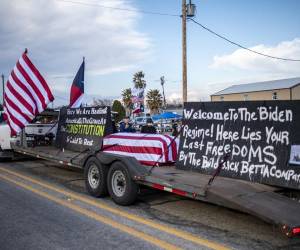 Los participantes en el convoy “Take Our Border Back” llegan a Cornerstone Childrens Ranch cerca de Quemado, Texas. El convoy que transportaba a quienes se oponen a la inmigración ilegal comenzó el 29 de enero.