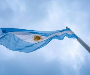 Los deudores alimentarios son personas que incumplen, de manera total o parcial, con el pago de la cuota alimentaria fijada judicialmente para sus hijos.