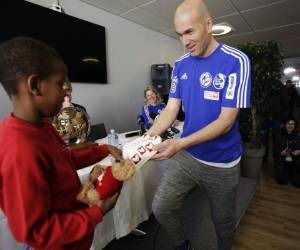 Zinedine Zidane, entrenador del Real Madrid, en un evento benéfico. (Foto: AFP)