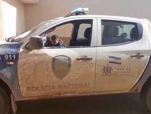 El miembro de la Policía Nacional fue trasladado a un centro asistencial, donde recibe atención médica.