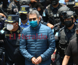 El expresidente fue trasladado con esposas en sus manos rumbo a la base aérea Hernán Acosta Mejía.