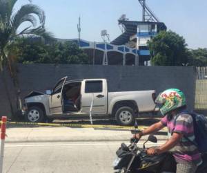 Tras los disparos, la víctima -quien conducía el automóvil, fue a impactar el auto contra una palmera.