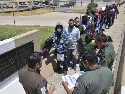 Agentes de la Patrulla de Fronteras de EEUU devuelven a un grupo de migrantes a México por el cruce de Nuevo Laredo. Foto: Agencia AP/Salvador González.