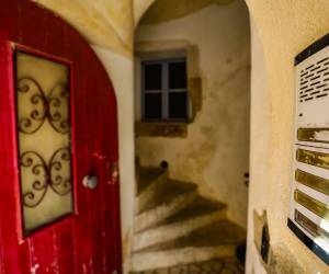 Autoridades francesas inspeccionan la vivienda donde fueron encontrados los cuerpos de cinco recién nacidos.