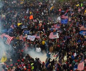 Según algunos legisladores, la policía desenfundó sus armas para contener a los manifestantes. Foto: AFP