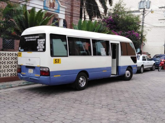 El conductor del bus rapidito con número 53 de la ruta Tiloarque-Centro de Tegucigalpa en las afueras de un centro asistencial donde fue llevado el transportista.