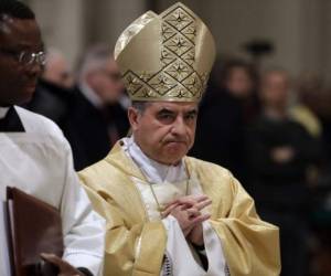 Becciu, de 73 años, está acusado de malversación y de presionar a un sacerdote para que se retracte de la información que brindó a los fiscales acerca del manejo desastroso de una inversión inmobiliaria del Vaticano en Londres. FOTO: AP