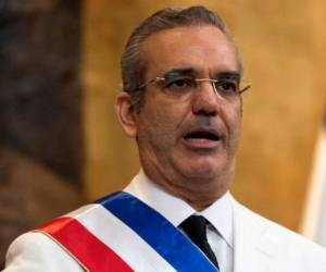 El presidente Luis Abinader, que no se pronuncia aún oficialmente, convocó con urgencia a los mandos militares para analizar la situación. FOTO: AFP