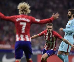 Griezmann extiende sus brazos para celebrar con Saúl el gol del Atlético Madrid. (AFP)