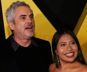 El director de cine mexicano Alfonso Cuarón posa con la actriz mexicana Yalitza Aparicio en la alfombra roja de su película 'Roma' en la Ciudad de México, el lunes 17 de diciembre de 2018.