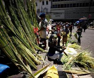 Frente a la Catedral se encuentran los vendedores de ramos.