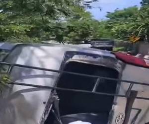 El bus quedó volcado a un lado de la carretera, por lo que los pasajeros tuvieron que ser auxiliados.
