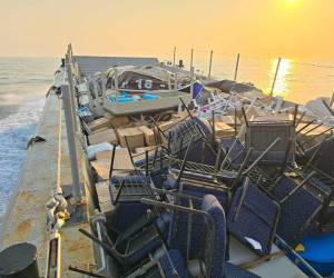 El buque LCM IBANS de la Fuerza Naval de Honduras la ayuda.