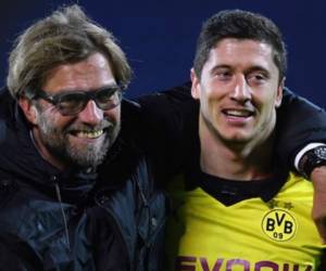 Jürgen Klopp abrazando a su pupilo Robert Lewandowski.