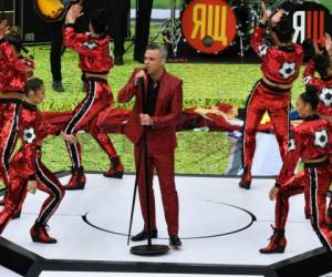 Robbie Williams y su icónica canción Feel se escuchó y la fiesta es total en el Estadio Luzhnikí.