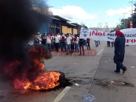 Los manifestantes se tomaron una de las vías del bulevar Centroamérica. Foto: David Romero.
