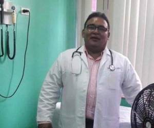 El doctor, antes de servir al pueblo como médico, fue docente de lenguas extranjeras en el Instituto Técnico Luis Bográn.