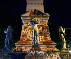 Derribadas, decapitadas o pintadas, las estatuas son blanco de protestantes.